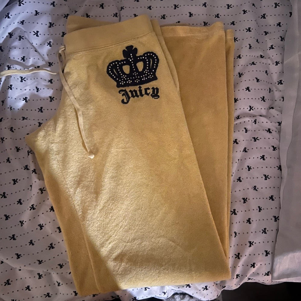 Low waisted buttery yellow juicy couture sweats